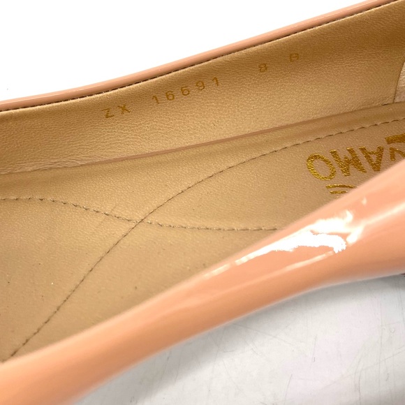 Salvatore Ferragamo Varina Patent Leather Flats 8 Nude Beige Gold Bow Preppy - Picture 5 of 16